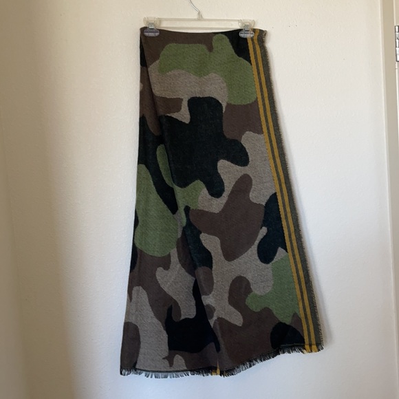 Oversized Camo Scarf with yellow striping Amie Lynn Studio NYC - Picture 4 of 4